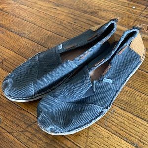 size 12 Tom’s men’s slip on shoes